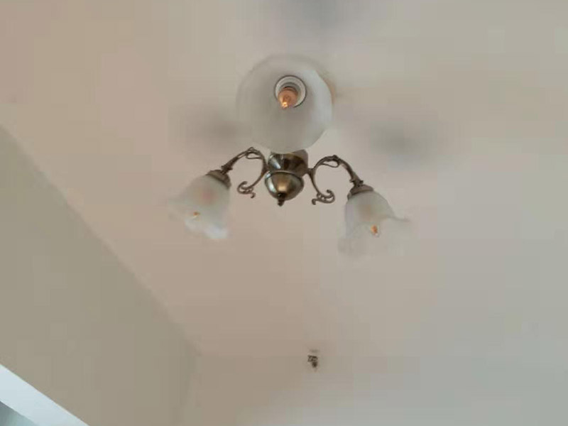 燈具安裝：1、燈具安裝，最好裝上分控開關(guān)，這樣可以省去不少的麻煩。如果只有一個總開關(guān)，幾盞燈同開同關(guān)，這樣就不能控制其它燈具，非常麻煩。 2、燈具最好設(shè)置成可調(diào)節(jié)的， 這樣感覺燈光暗淡或者刺眼時，可以進行調(diào)整，讓人感覺更舒服。 3、燈光色調(diào)最好柔和，要和居室的色調(diào)一致。 4、對于廚房的燈具，最好多安裝幾盞，組成多層次的照明系統(tǒng)。 5、如果空間夠高，可以安裝透明或者半透明吊燈作為光源，這樣不僅可以提供照明，還可以起到裝飾效果。 6、燈具安裝要牢固，安裝完成時可以用手拉一下，看是否牢固，燈具底蓋應該緊貼頂棚，不能晃動。