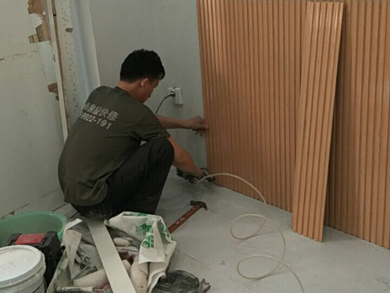 護墻板安裝：首先，就是要將挑選的護墻板，按照墻面的高度，寬度，用電鋸切割成一個一個的等高的板塊，這樣便于護墻板的安裝。護墻板切割好后，需要將護墻板先固定在墻面上，扣上卡子，用鋼槍將其固定在墻上。再將下一個板塊與上一個板塊縫隙處扣緊，依次裝上。在拐角處的地方安裝護墻板時，要注意在墻板的背面打上免釘膠，便于固定。在遇到墻面有插座的地方或者是有線帶的地方的時候，還需要在將護墻板再次的進行切割，空出插座或是電線電纜的地方，再進行安裝。