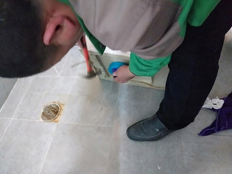 馬桶漏水檢查維修：請(qǐng)確保抽水馬桶的閉水閥處于關(guān)閉位置。拆除閥柱塞后,如果密封圈零件中那個(gè)出現(xiàn)故障,水就會(huì)越過(guò)閥柱塞不斷流出來(lái),抽水馬桶就會(huì)不停的流逝,請(qǐng)檢查所有墊片如有損壞進(jìn)行更換。如果浮球閥是密封的,將它整個(gè)換掉。取出水箱中的舊裝置,將水箱內(nèi)外所有連接處的墊片拆下并保管好,新閥件中可能帶有新墊片,但你應(yīng)當(dāng)將舊零件保留到安裝新裝置時(shí),以免新裝置在安裝過(guò)程中受損。