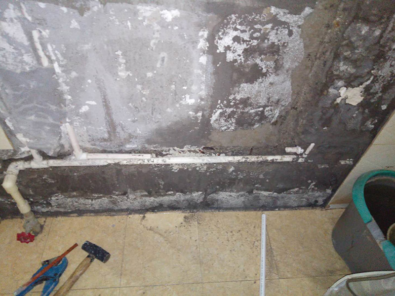 水管維修：如果是二手房或舊房改造，舊水管往往被損壞，不要猶豫心疼果斷換新的，水管裝好后某些部位是不方便更換的，都換成新的以策安全。安裝前要對(duì)水管及其各種配件進(jìn)行檢查，看是否有破損、滲漏等問(wèn)題，水管及配件的連接必須正確牢固，接好后進(jìn)行測(cè)試沒(méi)問(wèn)題后再進(jìn)行安裝。