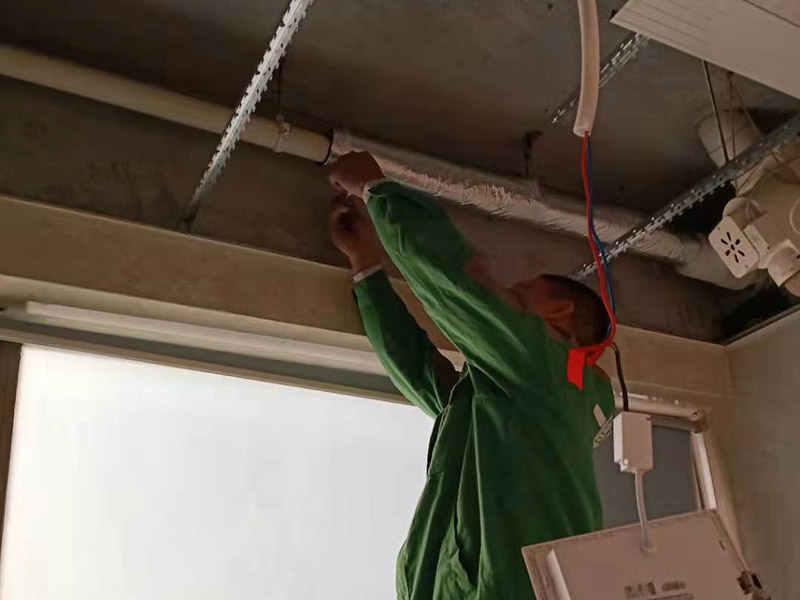 衛(wèi)生間下水管隔音：將外露下水管外表的雜物或懸掛物清理干凈。用力將裁剪好的珍珠棉或氣泡膜纏繞在下水管上。纏繞時(shí)稍微用力一些，這樣可使隔音效果更佳并外觀更加平整。將膠帶粘貼在珍珠棉或氣泡膜的搭接處。為了更加牢靠，可使用膠帶將珍珠棉或氣泡膜纏繞一圈。根據(jù)所準(zhǔn)備的珍珠棉或氣泡膜厚度和數(shù)量決定纏繞下水管一層還是多層。如果珍珠棉或氣泡膜較薄建議包裹兩層以上，這樣可以更好的起到隔音效果。