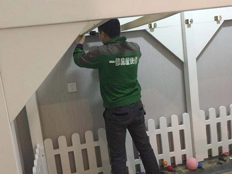 兒童床安裝：先組裝床的支架。螺絲與木板垂直，不要弄偏了。這樣才好使力氣。剛開始的時候不要擰太緊，過后組裝好后，再加固擰緊。床架安裝好后，就是安裝圍欄了。有一些長螺絲和短的螺絲，個人覺得短的螺絲容易上一些。一邊兩個螺絲，一共需要上四個，上完就OK 了。圍欄都安裝好后。接下來的就非常容易了。就是直接把床板鋪上去了。鋪的時候注意一下，光滑一些的向上，盡量不要讓床板之間的空隙太大，這樣睡起來不舒服。