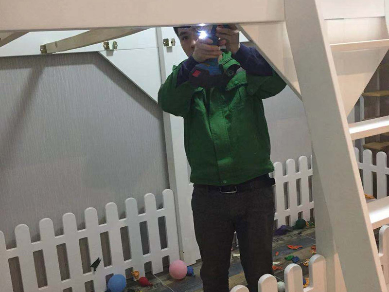 兒童床安裝：先組裝床的支架。螺絲與木板垂直，不要弄偏了。這樣才好使力氣。剛開始的時候不要擰太緊，過后組裝好后，再加固擰緊。床架安裝好后，就是安裝圍欄了。有一些長螺絲和短的螺絲，個人覺得短的螺絲容易上一些。一邊兩個螺絲，一共需要上四個，上完就OK 了。圍欄都安裝好后。接下來的就非常容易了。就是直接把床板鋪上去了。鋪的時候注意一下，光滑一些的向上，盡量不要讓床板之間的空隙太大，這樣睡起來不舒服。