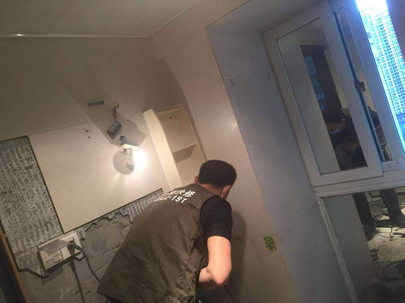 全屋拆除維修：1、首先應(yīng)關(guān)閉天然氣總閥，防止天然氣泄露造成安全隱患。2、用廢舊的毛巾或者衣物將地漏下水管道堵住，防止拆除時建渣堵塞下水管道。3、拆除時噪音較大，應(yīng)當(dāng)遵循物管規(guī)定時間施工，防止對鄰居造成過度噪音騷擾。4、禁止拆除對房屋結(jié)構(gòu)有安全隱患的墻體。5、對于原先暗藏的水電管線走位，拆除后可查看原先線路布局，拆除過程中盡量避免打破水管及電線，若過程中確實不小心將水管及電線打破了，需將破損的地方做好明顯標(biāo)示，提醒注意。6、拆舊完畢時應(yīng)及時清掃樓道及電梯等公共區(qū)域，當(dāng)天清理的建渣，當(dāng)天用建渣車清運拉走，維護好良好的公共環(huán)境。