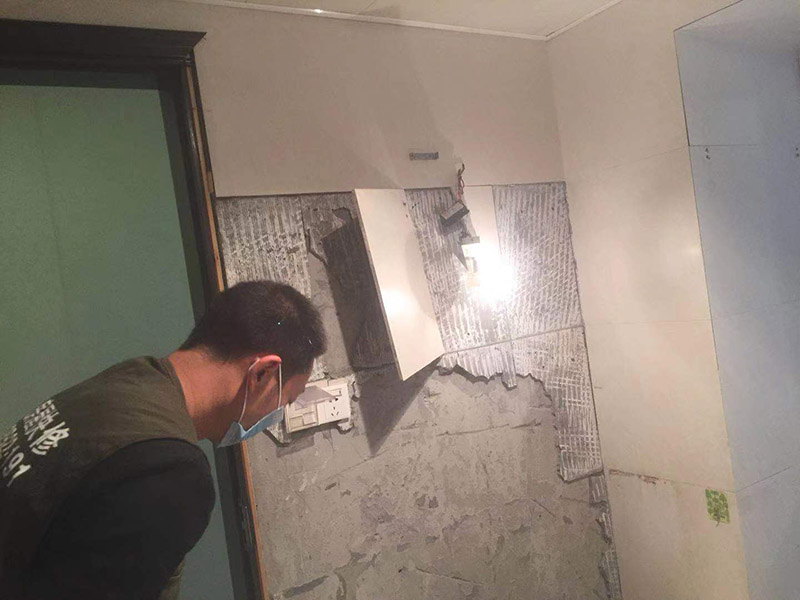 全屋拆除維修：1、首先應(yīng)關(guān)閉天然氣總閥，防止天然氣泄露造成安全隱患。2、用廢舊的毛巾或者衣物將地漏下水管道堵住，防止拆除時建渣堵塞下水管道。3、拆除時噪音較大，應(yīng)當(dāng)遵循物管規(guī)定時間施工，防止對鄰居造成過度噪音騷擾。4、禁止拆除對房屋結(jié)構(gòu)有安全隱患的墻體。5、對于原先暗藏的水電管線走位，拆除后可查看原先線路布局，拆除過程中盡量避免打破水管及電線，若過程中確實不小心將水管及電線打破了，需將破損的地方做好明顯標(biāo)示，提醒注意。6、拆舊完畢時應(yīng)及時清掃樓道及電梯等公共區(qū)域，當(dāng)天清理的建渣，當(dāng)天用建渣車清運拉走，維護好良好的公共環(huán)境。