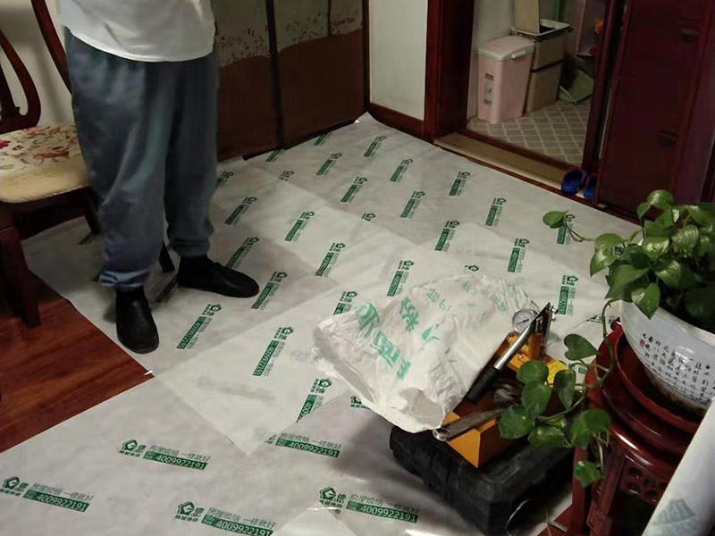 衛(wèi)生間拆改裝修：將不需要或是不滿意的地方進行拆除后，留下的成品需要進行施工保護，防止磕碰到，還可防止被上面的重物或是棱角碰壞。水電改造可謂是改造衛(wèi)生間的重點，衛(wèi)生間原有的水電路管線往往有許多不合理的布局，所以在改造過程中要對原有的水電路進行徹查，看是否存在銹蝕、老化等情況，若有，則需要更換新的電路、水路，如果線路良好，且沒有多大的問題，則只需要添加刪減線路就可以了。同時在改造的時候最好能做到以后維修和保養(yǎng)都比較方便，然后將其做好隱蔽處理。衛(wèi)生間墻面上要做大約30厘米的防水涂料，以防積水浸透墻面，且要保證涂刷厚度均勻，還需要處理好地面和墻面交界處的各類管件的涂刷。待防水處理完全確定后，等待地面干透就可以做后續(xù)的工程了。