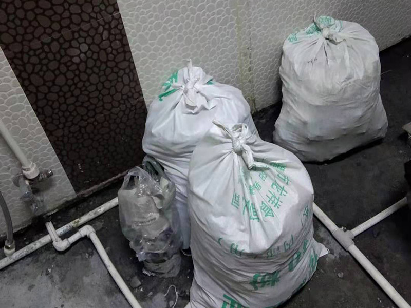 衛(wèi)生間拆改裝修：將不需要或是不滿意的地方進行拆除后，留下的成品需要進行施工保護，防止磕碰到，還可防止被上面的重物或是棱角碰壞。水電改造可謂是改造衛(wèi)生間的重點，衛(wèi)生間原有的水電路管線往往有許多不合理的布局，所以在改造過程中要對原有的水電路進行徹查，看是否存在銹蝕、老化等情況，若有，則需要更換新的電路、水路，如果線路良好，且沒有多大的問題，則只需要添加刪減線路就可以了。同時在改造的時候最好能做到以后維修和保養(yǎng)都比較方便，然后將其做好隱蔽處理。衛(wèi)生間墻面上要做大約30厘米的防水涂料，以防積水浸透墻面，且要保證涂刷厚度均勻，還需要處理好地面和墻面交界處的各類管件的涂刷。待防水處理完全確定后，等待地面干透就可以做后續(xù)的工程了。