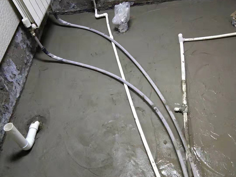 衛(wèi)生間拆改裝修：將不需要或是不滿意的地方進行拆除后，留下的成品需要進行施工保護，防止磕碰到，還可防止被上面的重物或是棱角碰壞。水電改造可謂是改造衛(wèi)生間的重點，衛(wèi)生間原有的水電路管線往往有許多不合理的布局，所以在改造過程中要對原有的水電路進行徹查，看是否存在銹蝕、老化等情況，若有，則需要更換新的電路、水路，如果線路良好，且沒有多大的問題，則只需要添加刪減線路就可以了。同時在改造的時候最好能做到以后維修和保養(yǎng)都比較方便，然后將其做好隱蔽處理。衛(wèi)生間墻面上要做大約30厘米的防水涂料，以防積水浸透墻面，且要保證涂刷厚度均勻，還需要處理好地面和墻面交界處的各類管件的涂刷。待防水處理完全確定后，等待地面干透就可以做后續(xù)的工程了。