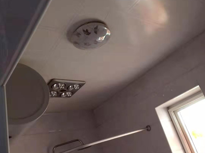 衛(wèi)生間吊頂拆除翻新：1、原有吊頂裝飾物拆除時，應注意盡量拆除干凈，不保留原吊頂裝飾結構。尤其是原吊頂內(nèi)的吊桿、掛件等承載吊頂重量的結構必須拆除，這主要是從今后的安全考慮的。 2、拆除時要先切斷電源，原有的吊頂內(nèi)電路管線盡量拆除，不要再考慮繼續(xù)使用，因為原吊頂內(nèi)電路已經(jīng)基本沒有利用價值。 3、拆除時要考慮原吊頂內(nèi)的設備和設施的安全，很多上世紀的老房吊頂內(nèi)都有暖氣管路，還有一些住宅是中央空調(diào)系統(tǒng)，要避免因拆除時不注意損壞管線和設備。 4、廚房和衛(wèi)生間拆除原吊頂時要避免損壞通風道和煙道。