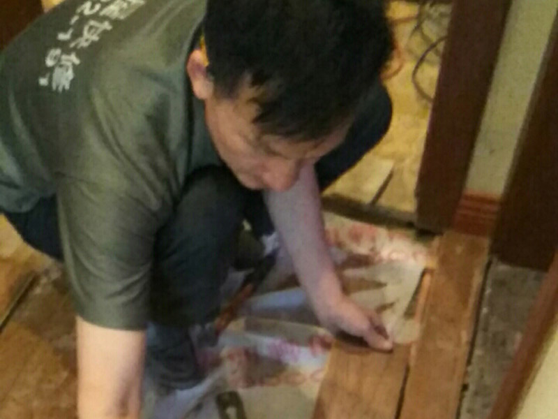 室內(nèi)過(guò)道地板鋪貼：地面如果不平整，會(huì)導(dǎo)致后期地板翹起等現(xiàn)象出現(xiàn)。首先就需要找平地面。平整度誤差大或與其他地面材料高差大的地面，建議用水泥沙漿作全面找平，否則只需要用防水膠混合水泥砂漿做局部找平處理。 地面找平處理后，注意檢查。尤其是門(mén)開(kāi)合的地方，可以試著鋪上地板，仔細(xì)查看門(mén)是否開(kāi)合順暢，如果開(kāi)合遇阻，需要重新找平。鋪裝地板前，最好對(duì)地面進(jìn)行清潔。對(duì)地面進(jìn)行防水防潮處理，有利于地板的經(jīng)久耐用。地板墊還有減震和保持地面平整的作用，比如哪里有點(diǎn)不平，可以鋪兩層。