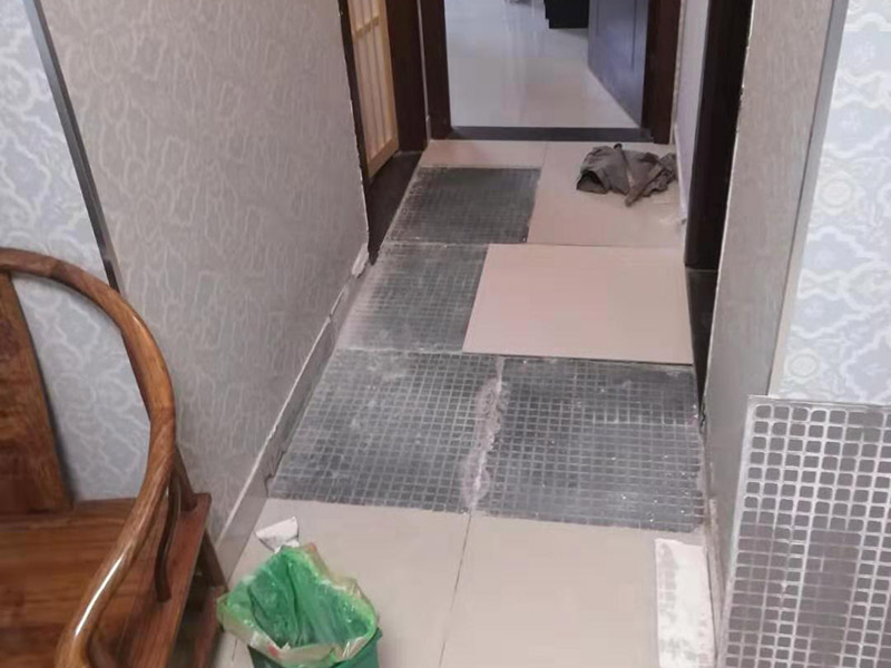地面瓷磚拆除更換：拆除瓷磚時(shí)要用電，而電是從客廳臨時(shí)拉的，為了避免在施工過(guò)程中發(fā)生觸電的現(xiàn)象，將電拉進(jìn)衛(wèi)生間內(nèi)。其次，舊房改造拆除瓷磚時(shí)可以用沖擊電鉆，這種工具方便快捷，可自由更換。但在使用前應(yīng)檢查其是否靈活，可以通過(guò)空轉(zhuǎn)一分鐘的方法進(jìn)行檢驗(yàn)。用完之后及時(shí)進(jìn)行清理。，梯子也是必不可少的工具之一，它可以幫助工人拆掉處于高處的瓷磚，還可以架起臨時(shí)插座。拆磚應(yīng)從下至上進(jìn)行，在施工過(guò)程中對(duì)地面及時(shí)進(jìn)行處理，以免因垃圾過(guò)多從而影響后面的工作。同時(shí)要處理好房?jī)?nèi)的防水層。拆除插座與水龍頭附近的瓷磚時(shí)應(yīng)小心，以免損壞水電設(shè)備。