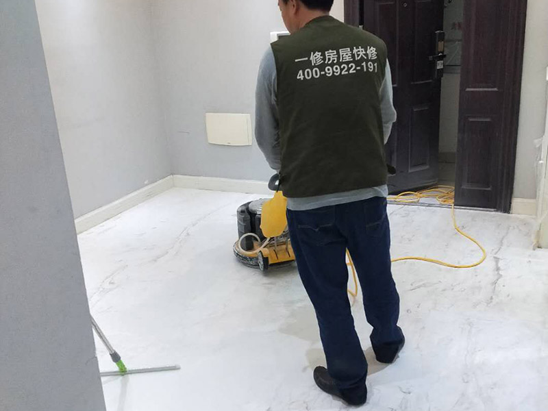 地面石材打磨翻新：用干燥清潔的地拖清理干凈，地面無沙粒、雜質。石材表面整體清理完成后，用云石膠對每塊石材上面小的破損點和石材中縫進行修補；待云石膠干燥以后，使用打磨機對整體地面進行打磨，整體橫向打磨，重點打磨石材間的嵌縫膠處以及邊緣處，保持整體石材地面平整。完成第一遍的打磨，重新進行云石膠嵌縫，嵌縫完成繼續(xù)進行第二次打磨，再用石材翻新機配上鋼金石水磨片由粗到細，共需完成七次打磨打磨最終地面整體平整、光滑。