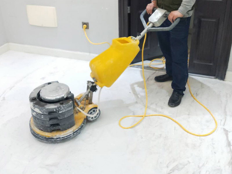 地面石材打磨翻新：用干燥清潔的地拖清理干凈，地面無沙粒、雜質。石材表面整體清理完成后，用云石膠對每塊石材上面小的破損點和石材中縫進行修補；待云石膠干燥以后，使用打磨機對整體地面進行打磨，整體橫向打磨，重點打磨石材間的嵌縫膠處以及邊緣處，保持整體石材地面平整。完成第一遍的打磨，重新進行云石膠嵌縫，嵌縫完成繼續(xù)進行第二次打磨，再用石材翻新機配上鋼金石水磨片由粗到細，共需完成七次打磨打磨最終地面整體平整、光滑。