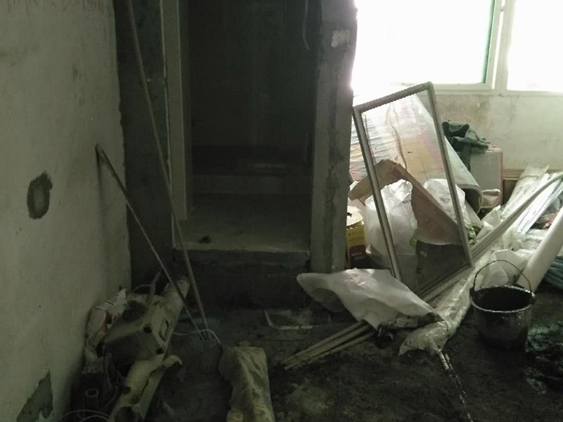 地面水電線路鋪設(shè)：水電改造的第一步是水電定位，也就是根據(jù)用戶的需要確定出全屋開(kāi)關(guān)插座的位置和水路接口的位置，水電工要根據(jù)開(kāi)關(guān)、插座、水龍頭的位置確定線路走向，并按照?qǐng)D紙的設(shè)計(jì)向裝修業(yè)主進(jìn)行說(shuō)明。水電改造時(shí)要注意&ldquo;水走天、電走地&rdquo;原則，即水管走天棚，強(qiáng)、弱電盡量走地面，且強(qiáng)、弱電之間不能互相交叉，之間的平行距離要大于30厘米。水電定位之后，接下來(lái)就是打槽了。好的打槽師傅打出的槽基本是一條直線，而且槽邊基本沒(méi)有什么毛齒。注意打槽之前，務(wù)必讓水電工將所有的水電走向在墻上劃出來(lái)標(biāo)明，記得對(duì)照水電圖，看是否一致。