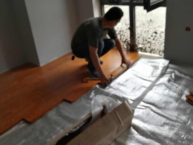 木地板安裝：要鋪設實木地板的空間清理干凈，去除地面的污漬，同時將地面凹凸不平的部分，利用找平或自流平的方式將其統(tǒng)一成同一高度。接下來就是安裝防潮地墊了。安裝防潮地墊有兩個好處，一方面防潮地墊可以進一步彌補地面的不平整，另一方面因防潮地墊本身的特性，它可以增強實木地板的防潮性，增長實木地板的使用壽命，一舉兩得。確定好擺放的方向和大體格局，另一方面需要對部分實木地板進行切割，我們可以選擇一些不太優(yōu)質的實木地板進行切割，留下好的部分作為一些邊邊角角的鋪設材料。最后一步就是要考慮到實木地板自身會因為天氣而熱脹冷縮，所以在鋪貼時要預留一些空間，大概是小于等于1mm左右，這樣可以預防實木地板日后膨脹變形。如果在鋪設時沒有預留空間，那么在日后使用中出現(xiàn)了嚴重的起鼓等情況時，就只能將地板拆除，重新安裝，這樣會使得我們的家居生活十分地不方便。