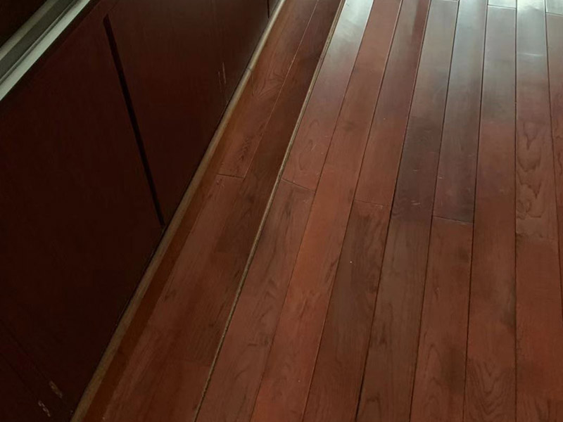 實木地板維修翻新：1、清掃地面：地面清理衛(wèi)生，避免浮塵對以后生活中的影響。 2、確定方向：確定地板鋪設(shè)方向，一般朝南房間，以南北方向為主，即地板豎向?qū)χ柟庹丈溥M來的方向也就是地板南北向鋪設(shè)最為常見。 3、打龍骨：龍骨要四面刨光，并作烘干處理；龍骨的水平面要平整，固定要牢固，使用專用的龍骨釘。地面可拋灑一些防蟲防潮的材料，比如樟木塊。        4、鋪防潮墊：使用1.5厚的防潮墊，能隔離地面的潮氣，避免地板日常使用中因地面潮氣而產(chǎn)生變形等情5、地板預(yù)鋪：通過預(yù)鋪可以減少色差對鋪裝效果的影響，避免大花、反差過大的一些情況發(fā)生，對于一些外觀有影響的，可鋪設(shè)至床底、柜底等位置。 6、安裝地板：安裝地板的釘子必須要使用地板專用釘，不可以直接打入地板中，先要使用電鉆打眼后用地板釘將木地板固定在龍骨上。 7、預(yù)留縫隙：注意地板鋪設(shè)中，要預(yù)留適當?shù)目p隙，確保地板后期的膨脹空間，避免起拱問題的出現(xiàn)。 8、安裝踢腳線：地板鋪設(shè)后與墻面、過門石等周邊區(qū)域，需要預(yù)留8-12毫米的縫隙，為地板的膨脹預(yù)留空間，并通過踢腳線的安裝，對縫隙進行遮蓋。 9、安裝壓條：地板與過門石、地磚等連接處的留縫，需要使用壓條或收邊條安裝來遮蓋留縫。