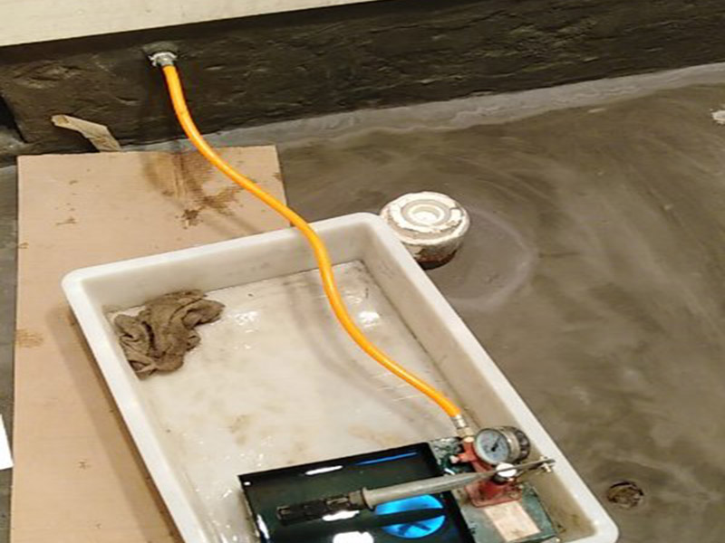 廁所防水，水管打壓測試：首先要進(jìn)行地面處理，確保地面干凈，沒有任何雜物污染，基層表面堅(jiān)實(shí)，無脫皮等現(xiàn)象，我們還要進(jìn)行地面找平，保證地面平整，沒有較大的缺陷和補(bǔ)痕。防水涂料要刷全面，與基層結(jié)合牢固，不會出現(xiàn)氣泡，脫落等問題。我們涂刷時，要由下至上，先墻后地涂刷。一般來說，衛(wèi)生間的防水要做到180厘米，非淋浴墻面防水不能低于35厘米。小編建議防水統(tǒng)一做到180厘米。刷涂料不僅要注意高度，還有注意涂刷的厚度，國家規(guī)定防水涂料要涂到1.5毫米厚。防水涂料是要刷兩遍，第二遍涂料是要等第一遍涂料干透之后才能開始刷。