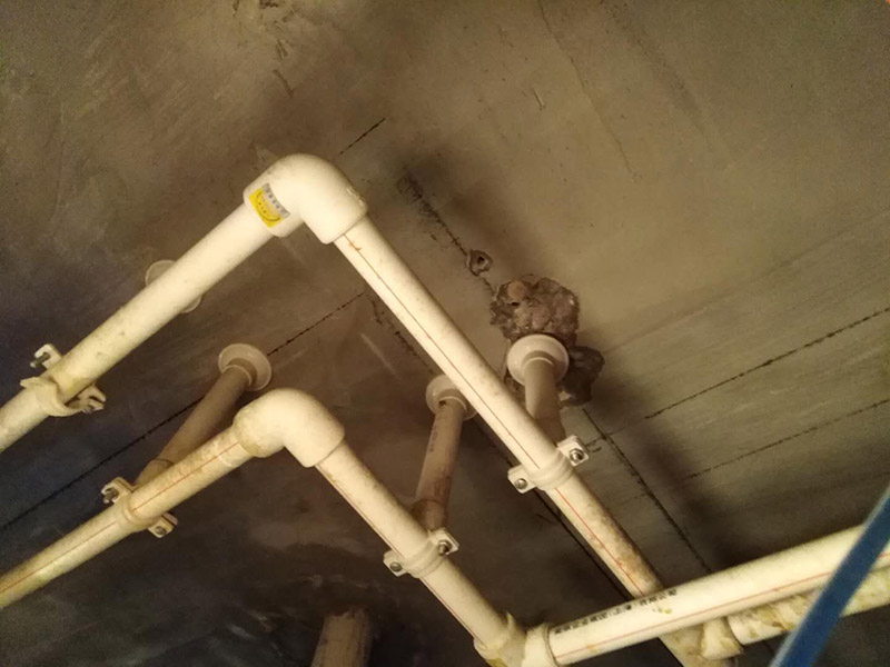 廁所防水，水管打壓測試：首先要進(jìn)行地面處理，確保地面干凈，沒有任何雜物污染，基層表面堅(jiān)實(shí)，無脫皮等現(xiàn)象，我們還要進(jìn)行地面找平，保證地面平整，沒有較大的缺陷和補(bǔ)痕。防水涂料要刷全面，與基層結(jié)合牢固，不會出現(xiàn)氣泡，脫落等問題。我們涂刷時，要由下至上，先墻后地涂刷。一般來說，衛(wèi)生間的防水要做到180厘米，非淋浴墻面防水不能低于35厘米。小編建議防水統(tǒng)一做到180厘米。刷涂料不僅要注意高度，還有注意涂刷的厚度，國家規(guī)定防水涂料要涂到1.5毫米厚。防水涂料是要刷兩遍，第二遍涂料是要等第一遍涂料干透之后才能開始刷。