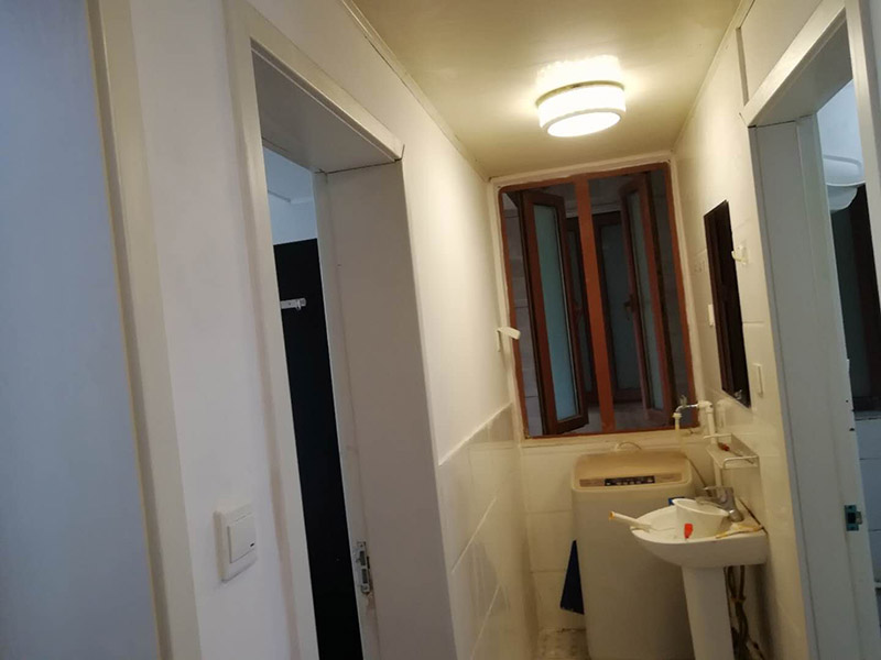 墻面滾乳膠漆施工：毛坯的墻體或者已經(jīng)做好1道膩?zhàn)訉拥姆孔?，基層要求基層必須平整?jiān)固。不得有粉化、起砂、空鼓、脫落等現(xiàn)象?；鶎硬黄胶涂油菝鎽?yīng)該配套膩?zhàn)庸纹健ｊ庩柦潜仨毻ㄟ^彈墨線來找垂直的鋁通來衡量水平垂直的整度。后一遍膩?zhàn)討?yīng)在前一遍膩?zhàn)油耆珊蠓侥苁┕ぁ? width=