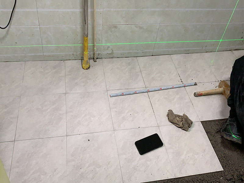 地面貼磚裝修：貼瓷磚有基層處理、彈線控制、排磚、勾縫、擦縫、養(yǎng)護(hù)這些步驟。在做基層處理的時候，必須將上面的浮土等雜物全部清理干凈，否則會影響瓷磚粘結(jié)效果。而當(dāng)瓷磚全部鋪貼完成二十四小時之后，還需對其進(jìn)行灑水養(yǎng)護(hù)，并且養(yǎng)護(hù)時間不能低于一周。