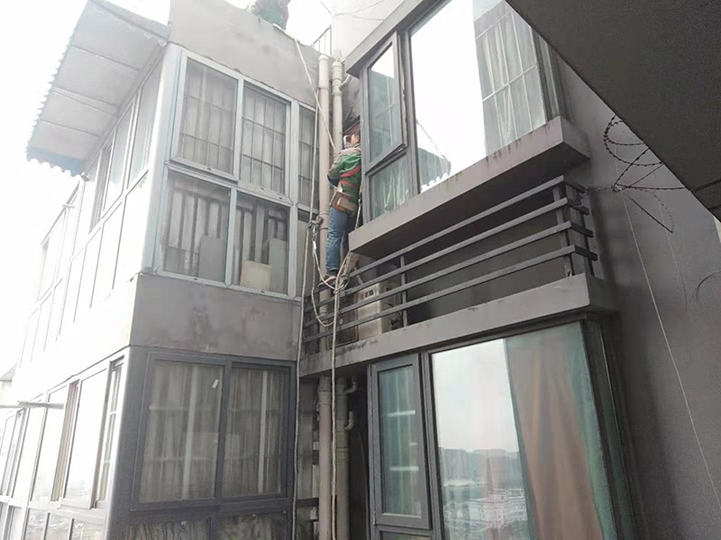 窗戶外墻刷防水：首先在對防水墻處理的時候一定要對墻體進(jìn)行檢查，看一看墻體有什么裂縫，或者不均勻的地方，這些地方需要處理過后才能對墻體進(jìn)行防水處理。備好防水卷材、防水涂料、基層涂料和粘接卷材的涂料，，一般是抹兩遍，厚度要薄一些，7-8毫米。第一遍施工完成后要用木抹子拉粗，方便第二遍施工，施工完畢后要澆水養(yǎng)護(hù)。