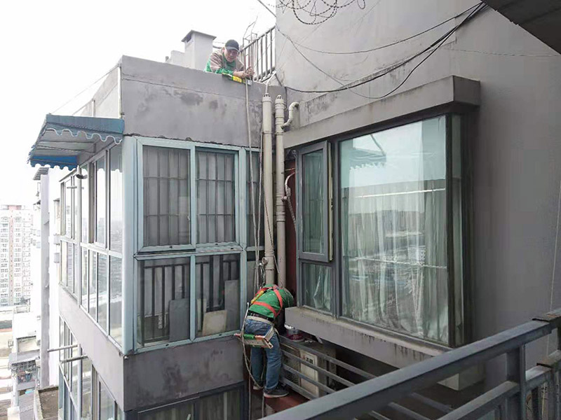 窗戶外墻刷防水：首先在對防水墻處理的時候一定要對墻體進(jìn)行檢查，看一看墻體有什么裂縫，或者不均勻的地方，這些地方需要處理過后才能對墻體進(jìn)行防水處理。備好防水卷材、防水涂料、基層涂料和粘接卷材的涂料，，一般是抹兩遍，厚度要薄一些，7-8毫米。第一遍施工完成后要用木抹子拉粗，方便第二遍施工，施工完畢后要澆水養(yǎng)護(hù)。