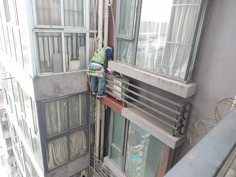 窗戶外墻刷防水：首先在對防水墻處理的時候一定要對墻體進(jìn)行檢查，看一看墻體有什么裂縫，或者不均勻的地方，這些地方需要處理過后才能對墻體進(jìn)行防水處理。備好防水卷材、防水涂料、基層涂料和粘接卷材的涂料，，一般是抹兩遍，厚度要薄一些，7-8毫米。第一遍施工完成后要用木抹子拉粗，方便第二遍施工，施工完畢后要澆水養(yǎng)護(hù)。