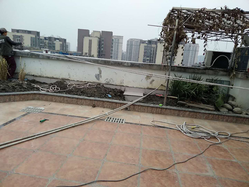 高空外墻防水：清理基層，新舊面層必須清理干凈，不得有雜物和灰塵，以免影響粘結(jié)強度，涂刷防水涂料時基層應干燥。接下來，清理死角，也就是所謂的陰陽角、施工縫、伸縮縫等比較重要的部位進行處理，尤其注意的是泄水孔要加強處理，需要涂刷2-3遍防水底層涂料。將攪拌均勻的防水涂料根據(jù)現(xiàn)場要涂刷的面積開始涂刷，基層涂刷要大于粘卷材的面積，不要超過三十分鐘，涂刷第二次涂料之前必須要等第一次涂料完全凝固后方可再次涂刷，底層涂料第一次涂刷完畢后約4-8小時左右，方可再次涂刷第二次和第三次底層涂料，第一次涂刷厚度為0.5mm、第二次涂刷厚度為0.5mm左右、第三次涂刷厚度為0.5mm左右。粘結(jié)卷材時要等第二次涂料完全凝固后方可施工。