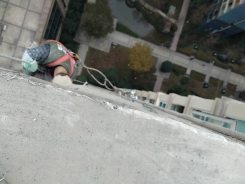 高空外墻防水：清理基層，新舊面層必須清理干凈，不得有雜物和灰塵，以免影響粘結(jié)強度，涂刷防水涂料時基層應干燥。接下來，清理死角，也就是所謂的陰陽角、施工縫、伸縮縫等比較重要的部位進行處理，尤其注意的是泄水孔要加強處理，需要涂刷2-3遍防水底層涂料。將攪拌均勻的防水涂料根據(jù)現(xiàn)場要涂刷的面積開始涂刷，基層涂刷要大于粘卷材的面積，不要超過三十分鐘，涂刷第二次涂料之前必須要等第一次涂料完全凝固后方可再次涂刷，底層涂料第一次涂刷完畢后約4-8小時左右，方可再次涂刷第二次和第三次底層涂料，第一次涂刷厚度為0.5mm、第二次涂刷厚度為0.5mm左右、第三次涂刷厚度為0.5mm左右。粘結(jié)卷材時要等第二次涂料完全凝固后方可施工。