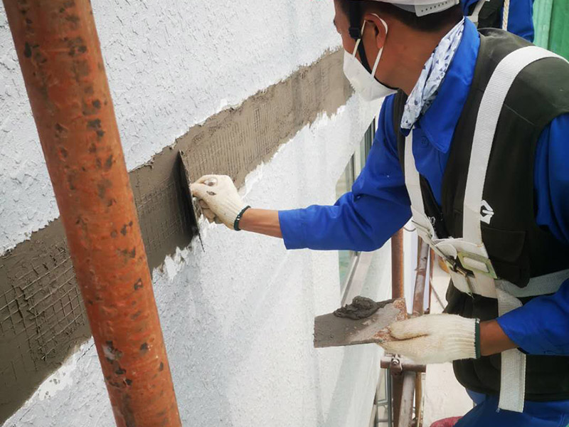 高空外墻防水：首先清理基層，新舊面層必須清理干凈，不得有雜物和灰塵，以免影響粘結(jié)強(qiáng)度，涂刷防水涂料時(shí)基層應(yīng)干燥。接下來，清理死角，也就是所謂的陰陽角、施工縫、伸縮縫等比較重要的部位進(jìn)行處理，尤其注意的是泄水孔要加強(qiáng)處理，需要涂刷2-3遍防水底層涂料。備好防水卷材、防水涂料、基層涂料和粘接卷材的涂料必須要分清，為提高防水卷材與基層粘結(jié)性，可用底層涂料反復(fù)涂刷，涂刷均勻，覆蓋完全，充分滲入混凝土基層，以提高粘結(jié)強(qiáng)度和抗剪切強(qiáng)度。涂刷第二次涂料之前必須要等第一次涂料完全凝固后方可再次涂刷，底層涂料第一次涂刷完畢后約4-8小時(shí)左右，方可再次涂刷第二次和第三次底層涂料。