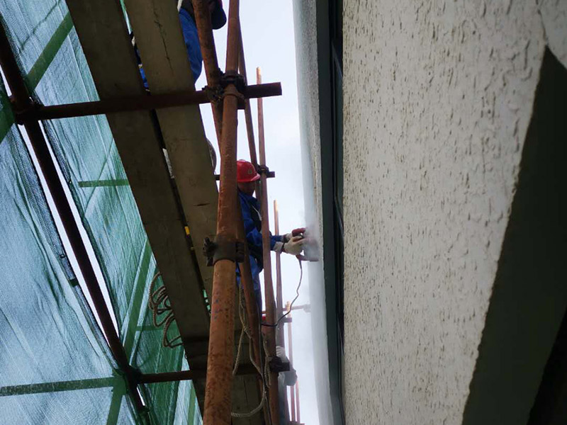 高空外墻防水：首先清理基層，新舊面層必須清理干凈，不得有雜物和灰塵，以免影響粘結(jié)強(qiáng)度，涂刷防水涂料時(shí)基層應(yīng)干燥。接下來，清理死角，也就是所謂的陰陽角、施工縫、伸縮縫等比較重要的部位進(jìn)行處理，尤其注意的是泄水孔要加強(qiáng)處理，需要涂刷2-3遍防水底層涂料。備好防水卷材、防水涂料、基層涂料和粘接卷材的涂料必須要分清，為提高防水卷材與基層粘結(jié)性，可用底層涂料反復(fù)涂刷，涂刷均勻，覆蓋完全，充分滲入混凝土基層，以提高粘結(jié)強(qiáng)度和抗剪切強(qiáng)度。涂刷第二次涂料之前必須要等第一次涂料完全凝固后方可再次涂刷，底層涂料第一次涂刷完畢后約4-8小時(shí)左右，方可再次涂刷第二次和第三次底層涂料。