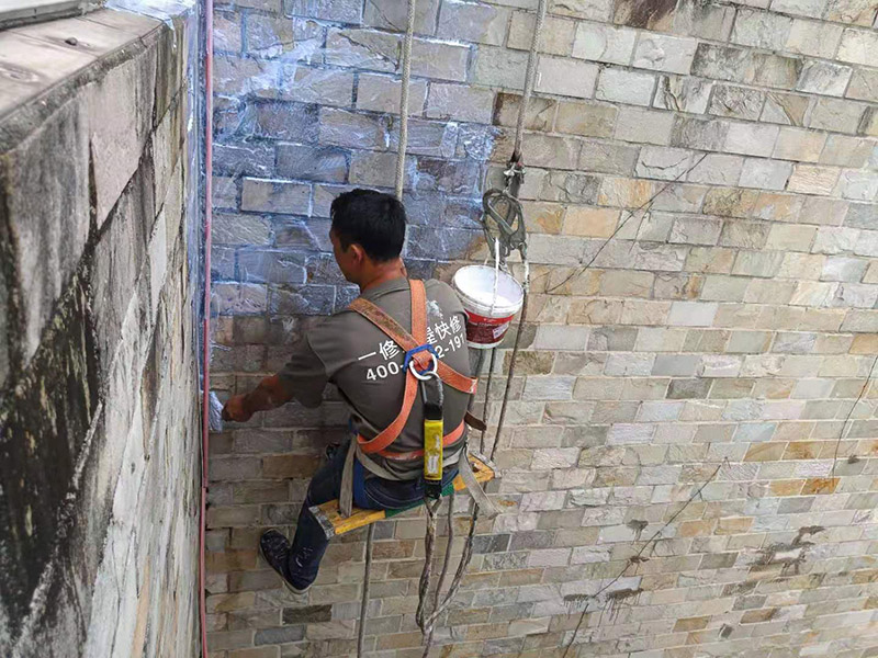 外墻高空刷防水：先清理干凈外墻基層部分，重點部位要進行重點處理，尤其是不易涂刷的外墻部位；嚴格按要求配比防水涂料，比例要準確；確認防水涂料攪拌均勻了，開始涂刷防水涂料，防水涂料每次從攪拌結(jié)束至涂刷完畢不能超過三十分鐘。底層涂料第1次涂刷完畢后約四至八小時左右，再進行涂刷第2、3次底層涂料，第1、2、3次涂刷厚度都是0.5mm，涂刷涂料之前必須要等前一次涂料完全凝固后方可再次涂刷。防水涂料涂層可根據(jù)外墻防水工程現(xiàn)場情況，實行多遍涂刷，但必須一次涂刷完成。