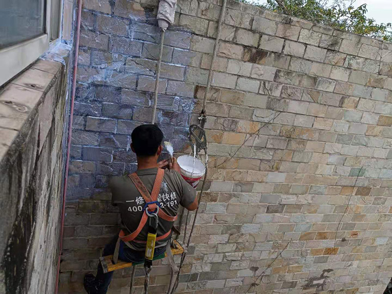 外墻高空刷防水：先清理干凈外墻基層部分，重點部位要進行重點處理，尤其是不易涂刷的外墻部位；嚴格按要求配比防水涂料，比例要準確；確認防水涂料攪拌均勻了，開始涂刷防水涂料，防水涂料每次從攪拌結(jié)束至涂刷完畢不能超過三十分鐘。底層涂料第1次涂刷完畢后約四至八小時左右，再進行涂刷第2、3次底層涂料，第1、2、3次涂刷厚度都是0.5mm，涂刷涂料之前必須要等前一次涂料完全凝固后方可再次涂刷。防水涂料涂層可根據(jù)外墻防水工程現(xiàn)場情況，實行多遍涂刷，但必須一次涂刷完成。