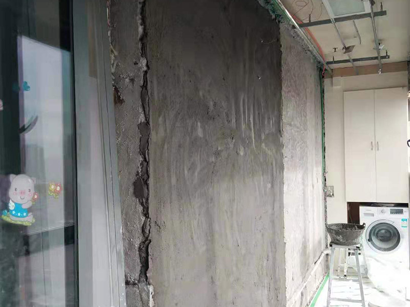 廁所貼磚維修：首先將水泥與少量建筑膠混合拌勻，做為粘貼劑。把粘貼劑用鏟刀鏟到地面刮平后將瓷磚鋪上。再用鏟刀壓實,這樣自上而下或自左而右，重復這步驟，鋪好之后用白水泥漿美縫，把瓷磚間的間隙填實，等待一段時間水泥干了就好了。