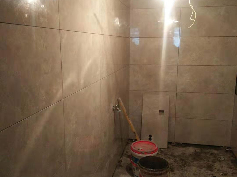 廁所貼磚維修：首先將水泥與少量建筑膠混合拌勻，做為粘貼劑。把粘貼劑用鏟刀鏟到地面刮平后將瓷磚鋪上。再用鏟刀壓實,這樣自上而下或自左而右，重復這步驟，鋪好之后用白水泥漿美縫，把瓷磚間的間隙填實，等待一段時間水泥干了就好了。