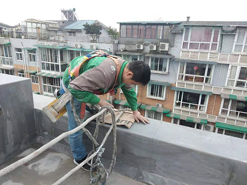 外墻滾刷防水：為保證防水層的鋪設(shè)質(zhì)量和節(jié)省防水涂料，基層、內(nèi)外墻等位置涂刷防水涂料處應(yīng)平整、無凹凸不平、蜂窩麻面、浮碴、浮灰、油污等。在管根、管道、陰陽角、施工縫等易發(fā)生漏水的部位應(yīng)增強(qiáng)處理。在管根、管道周圍鑿開采用水不漏進(jìn)行封堵，然后再用油漆刷涂刷一至兩遍防水涂料；陰陽角、施工縫部位采用玻纖網(wǎng)格布增強(qiáng)處理后用刮板刮涂一遍防水涂料，增強(qiáng)網(wǎng)格布寬度為300㎜。施工時(shí)應(yīng)邊涂刷邊檢查，發(fā)現(xiàn)缺陷及時(shí)修補(bǔ)，涂膜應(yīng)完全干燥2天后方可進(jìn)行下道工序施工，施工時(shí)應(yīng)注意對涂膜防水層的保護(hù)，以免人為或外為破壞防水層。側(cè)墻防水層保護(hù)材料建議采用聚苯板或砂漿粉刷保護(hù)。頂板防水層保護(hù)材料宜采用砂漿或細(xì)石混凝土進(jìn)行保護(hù)。