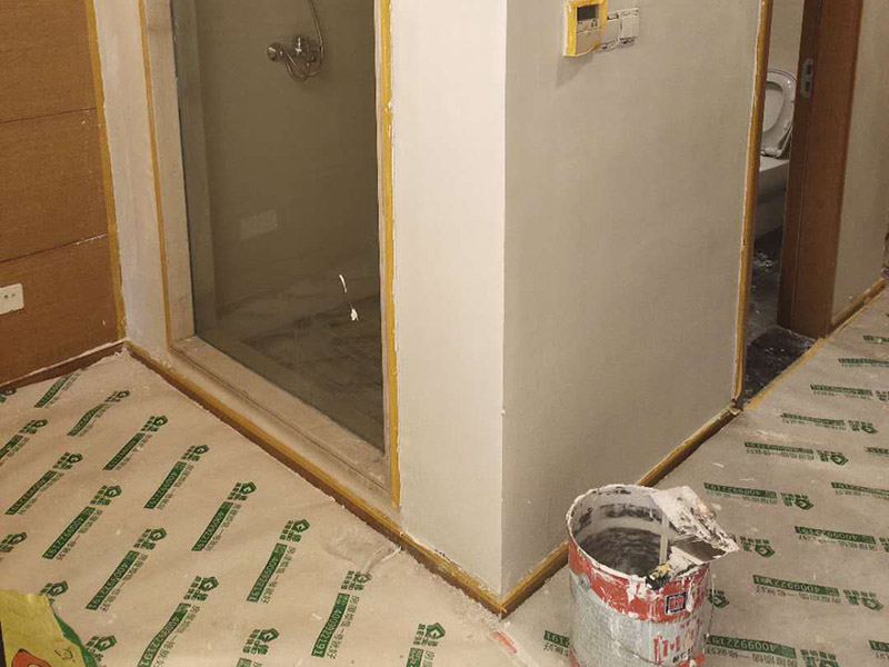 墻面拆除翻新：舊墻面翻新自己動手首先用水將墻面浸濕，這樣在鏟除墻面時比較省力，墻面必須要鏟到露出水泥砂漿面。然后是涂刷界面劑，一定要全部都刷到而且要均勻。墻面的裂縫通常都是用牛皮紙帶及白乳膠來貼住，但不能保證它能百分百不再開裂。如果墻面凹凸不平，那么就需要用石膏來找平，誤差最好不要超過0.5公分。非承重墻一般都是需要貼布的，所以最好選擇質(zhì)地好的墻布和白乳膠，有條件的話可以使用網(wǎng)格布，對于防裂效果會更好。  在挑選膩子時應(yīng)該選顆粒細度高及質(zhì)地較硬的，或是把白乳膠添加到膩子中提高膩子的硬度。打磨墻面要選用細砂紙，砂紙如果過粗會在墻面上留下很深的砂痕，就算是刷漆也沒辦法遮蓋住。墻面打磨之后要清掃一遍，否則粉塵過多會影響到漆的附著力。