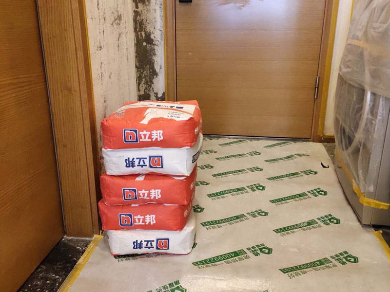 墻面拆除翻新：舊墻面翻新自己動手首先用水將墻面浸濕，這樣在鏟除墻面時比較省力，墻面必須要鏟到露出水泥砂漿面。然后是涂刷界面劑，一定要全部都刷到而且要均勻。墻面的裂縫通常都是用牛皮紙帶及白乳膠來貼住，但不能保證它能百分百不再開裂。如果墻面凹凸不平，那么就需要用石膏來找平，誤差最好不要超過0.5公分。非承重墻一般都是需要貼布的，所以最好選擇質(zhì)地好的墻布和白乳膠，有條件的話可以使用網(wǎng)格布，對于防裂效果會更好。  在挑選膩子時應(yīng)該選顆粒細度高及質(zhì)地較硬的，或是把白乳膠添加到膩子中提高膩子的硬度。打磨墻面要選用細砂紙，砂紙如果過粗會在墻面上留下很深的砂痕，就算是刷漆也沒辦法遮蓋住。墻面打磨之后要清掃一遍，否則粉塵過多會影響到漆的附著力。