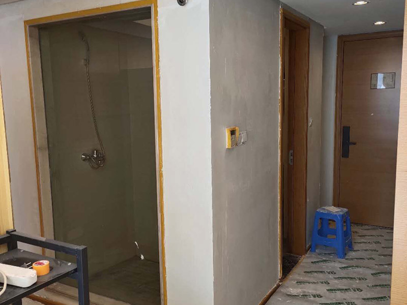 墻面拆除翻新：舊墻面翻新自己動手首先用水將墻面浸濕，這樣在鏟除墻面時比較省力，墻面必須要鏟到露出水泥砂漿面。然后是涂刷界面劑，一定要全部都刷到而且要均勻。墻面的裂縫通常都是用牛皮紙帶及白乳膠來貼住，但不能保證它能百分百不再開裂。如果墻面凹凸不平，那么就需要用石膏來找平，誤差最好不要超過0.5公分。非承重墻一般都是需要貼布的，所以最好選擇質(zhì)地好的墻布和白乳膠，有條件的話可以使用網(wǎng)格布，對于防裂效果會更好。  在挑選膩子時應(yīng)該選顆粒細度高及質(zhì)地較硬的，或是把白乳膠添加到膩子中提高膩子的硬度。打磨墻面要選用細砂紙，砂紙如果過粗會在墻面上留下很深的砂痕，就算是刷漆也沒辦法遮蓋住。墻面打磨之后要清掃一遍，否則粉塵過多會影響到漆的附著力。