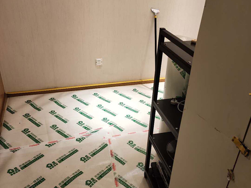 房屋地面家具保護：入戶門的保護入戶門是各種裝修物料進場以及各種建筑裝修垃圾清理的必經(jīng)之路,這些物品在搬運的過程中,與入戶門發(fā)生磕碰、摩擦的機率大大增加,所以,第一個需要做好成品保護的地方就是入戶門?？梢允褂贸善繁Ｗo膜將門包裹，地面鋪地面保護膜。