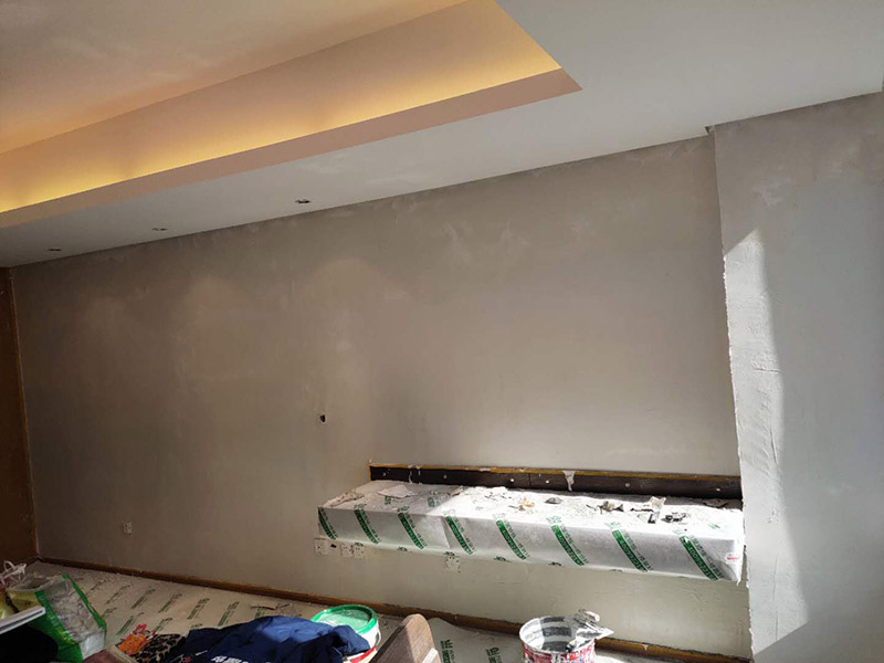 房屋地面家具保護：入戶門的保護入戶門是各種裝修物料進場以及各種建筑裝修垃圾清理的必經(jīng)之路,這些物品在搬運的過程中,與入戶門發(fā)生磕碰、摩擦的機率大大增加,所以,第一個需要做好成品保護的地方就是入戶門?？梢允褂贸善繁Ｗo膜將門包裹，地面鋪地面保護膜。