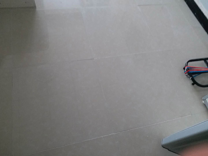 客廳地磚修補：沿瓷磚四周邊緣清除嵌縫白水泥，并用小鑿子仔細地拆除損壞瓷磚。瓷磚鑿掉后，用鋼鑿將底層水泥砂漿鑿掉，用力不得過重，否則會震碎其他完好的瓷磚。貼瓷磚前應將瓷磚浸水濕潤，晾干后在瓷磚背面薄薄地涂刮一層107膠水泥漿，然后用力加壓就位，并檢查新貼上的瓷磚是否與四周瓷磚齊平。新貼好的瓷磚的接縫仍要用白水泥漿填嵌，并清除瓷磚面上多余的水泥漿。