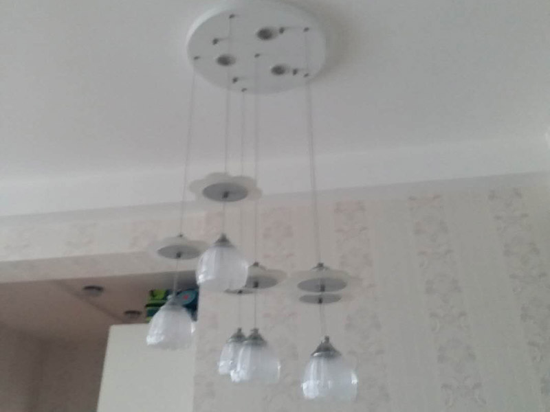 吊燈更換安裝：首先要鋪電線，在需要安裝燈具的部位留下電線口。以方便日后安裝。 第二檢查買來的燈具?？从袥]有損壞或者殘缺不完整等現(xiàn)象，你確保安全。 第三，如果是大型吊燈，那么要提前先安裝上面的燈泡和零件，才能進行安裝。 第四如果是大型燈具的安裝，那么還要先打上承重的螺絲掛口。 第五步關(guān)閉閘刀，這樣能夠確保在沒有電通的情況下安裝燈，以免出現(xiàn)意外，這樣是比較安全的做法。 第六步安裝好以后打開電閘，觀察一下安裝是否成功，是不是每個燈泡都亮了，如果確保每個燈泡都亮了，那么就說明安裝成功了