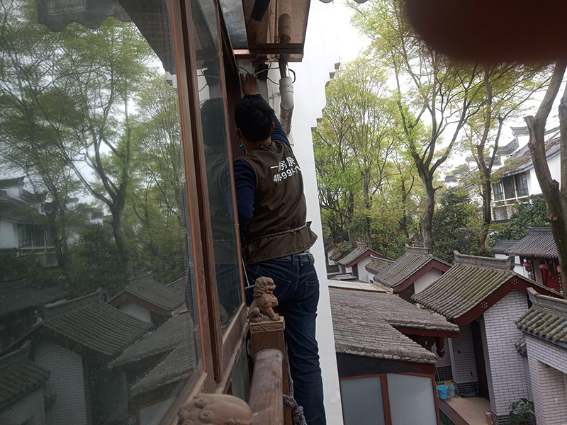 門窗框維修：應先用螺絲刀和手錘等工具將門窗扇先卸下來，拆卸過程中，要一人拆卸，一人負責門窗的穩(wěn)定。門拆除后要輕放，嚴禁高空推倒。門窗扇拆卸下來后，就可以拆除門窗框架了。一般首先需要用刀片把門窗框內(nèi)側的密封膠等切開，門窗如果是采用膨脹螺栓與墻體連接的，可直接用螺絲刀把膨脹螺栓取下;如果脹栓生銹，則可用沖擊鉆將其打碎;而如果是采用連接片連接的則直接使用沖擊鉆即可;如果窗框難以取下，則需用鋼鋸將靠墻的框中部鋸開取下。門窗拆卸時，可能對門窗洞口造成一定的破損，如果不進行處理，那么就不利于新門窗的安裝。因此，門窗拆卸完之后，需要復核洞口尺寸是否正確、是否做了橫平豎直，對不符合要求的洞口進行處理。