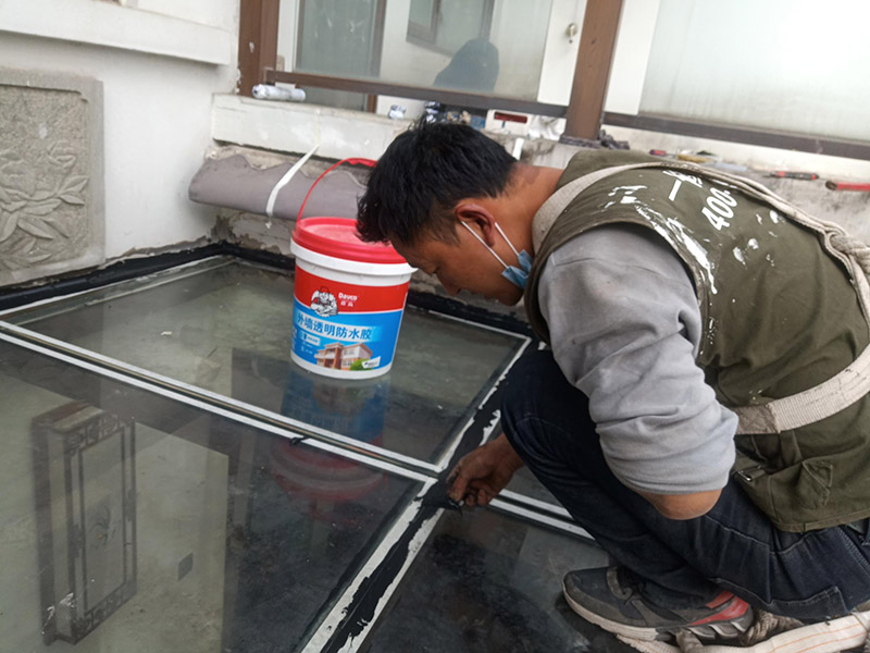 陽(yáng)光房打防水膠：在陽(yáng)光房施工完成后，如果陽(yáng)光房與墻體有銜接的地方，一定要記住鏟去墻體上原有的涂料，否則粘合陽(yáng)光房與墻體的膠水就不能很好的發(fā)揮粘合的作用，等到膠水完全凝固后會(huì)損壞墻體的涂料，造成陽(yáng)光房的滲漏。最好的解決方法就是事先鏟去原墻體上涂料，在打膠之后，在陽(yáng)光房與墻體接縫處上覆蓋防水擋板并且安裝一個(gè)排水槽，這樣就可以確保陽(yáng)光房不漏水。