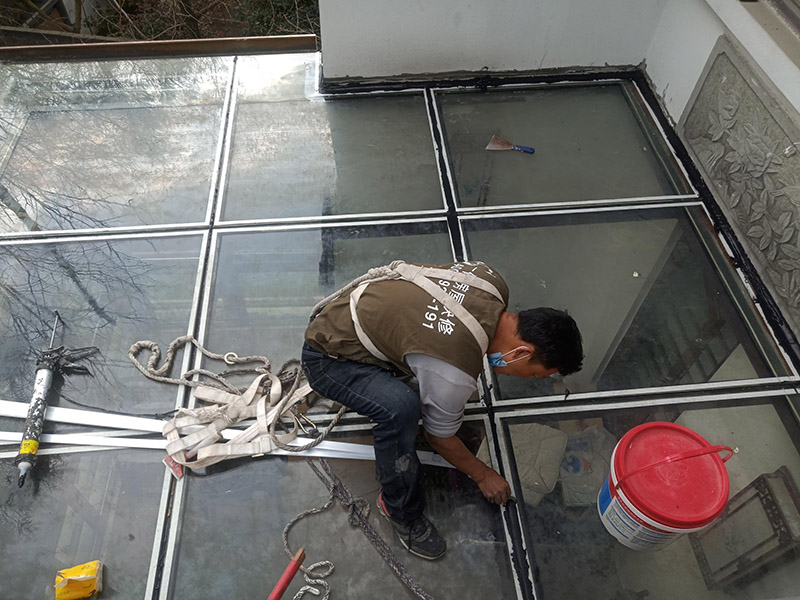 陽(yáng)光房打防水膠：在陽(yáng)光房施工完成后，如果陽(yáng)光房與墻體有銜接的地方，一定要記住鏟去墻體上原有的涂料，否則粘合陽(yáng)光房與墻體的膠水就不能很好的發(fā)揮粘合的作用，等到膠水完全凝固后會(huì)損壞墻體的涂料，造成陽(yáng)光房的滲漏。最好的解決方法就是事先鏟去原墻體上涂料，在打膠之后，在陽(yáng)光房與墻體接縫處上覆蓋防水擋板并且安裝一個(gè)排水槽，這樣就可以確保陽(yáng)光房不漏水。