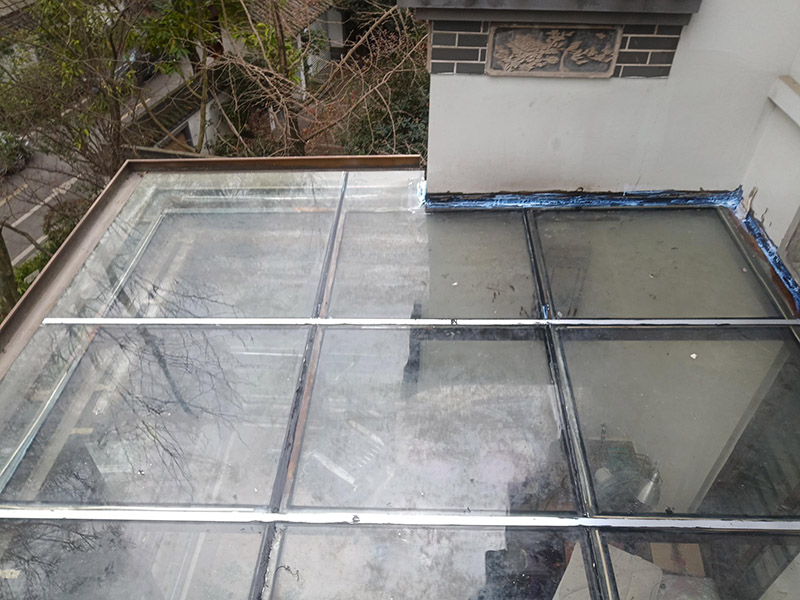 陽(yáng)光房打防水膠：在陽(yáng)光房施工完成后，如果陽(yáng)光房與墻體有銜接的地方，一定要記住鏟去墻體上原有的涂料，否則粘合陽(yáng)光房與墻體的膠水就不能很好的發(fā)揮粘合的作用，等到膠水完全凝固后會(huì)損壞墻體的涂料，造成陽(yáng)光房的滲漏。最好的解決方法就是事先鏟去原墻體上涂料，在打膠之后，在陽(yáng)光房與墻體接縫處上覆蓋防水擋板并且安裝一個(gè)排水槽，這樣就可以確保陽(yáng)光房不漏水。