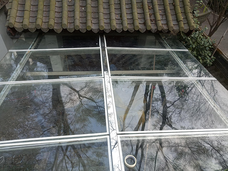 屋頂露臺(tái)翻新裝修：1.鏟除原防水層；2.清運(yùn)原屋面垃圾；3.處理屋面樓頂基礎(chǔ)；4.修補(bǔ)屋面基礎(chǔ)裂縫 空鼓等；5.涂刷冷底油； 原防水層鏟除清理&mdash;&mdash;處理基礎(chǔ)裂縫、破損&mdash;&mdash;特殊部位附加層&mdash;&mdash;定位彈線接縫粘合、封口處理&mdash;&mdash;涂刷接縫膠&mdash;&mdash;鋪貼卷材&mdash;&mdash;滿涂基層膠卷材收頭處理&mdash;&mdash;防水層表面清理檢查&mdash;&mdash;涂刷表面涂料