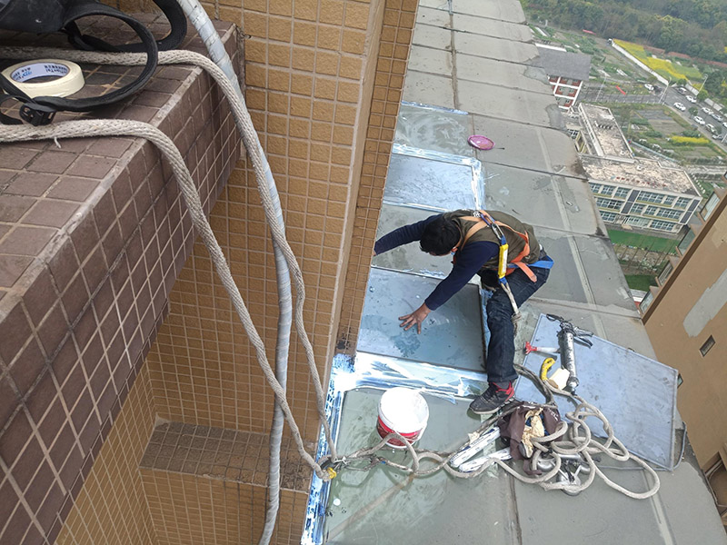 鋼化玻璃露臺(tái)更換：首先將要處理的陽(yáng)臺(tái)清理干凈，用水沖洗，自然曬干。處理鋁合金鋼化玻璃框的灰塵，用抹布擦除即可。安裝固定邊條。固定邊條安裝好后，將鋁合金鋼化玻璃框擺放至固定邊條上。用十字螺絲刀和自攻螺絲固定玻璃框。最后密封膠將其剩余縫隙堵住，至此安裝結(jié)束。