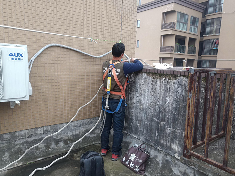 高空施工安全措施：先在高處使用的安全帶，各種零件不得有任何拆卸，如果有損壞的更是不得使用。然后登高作業(yè)使用的梯子要堅固，放置要平穩(wěn)，梯子坡度以60到70度比較好，在安置防滑裝備。隨后高處作業(yè)現(xiàn)在必須有監(jiān)護人，在作業(yè)前監(jiān)護人和作業(yè)人員應該認真檢查在清理好現(xiàn)場。最后就是高處作業(yè)人員要按照設置的通道和扶梯行走不能貪圖方便就可以隨便亂走胡亂攀爬。